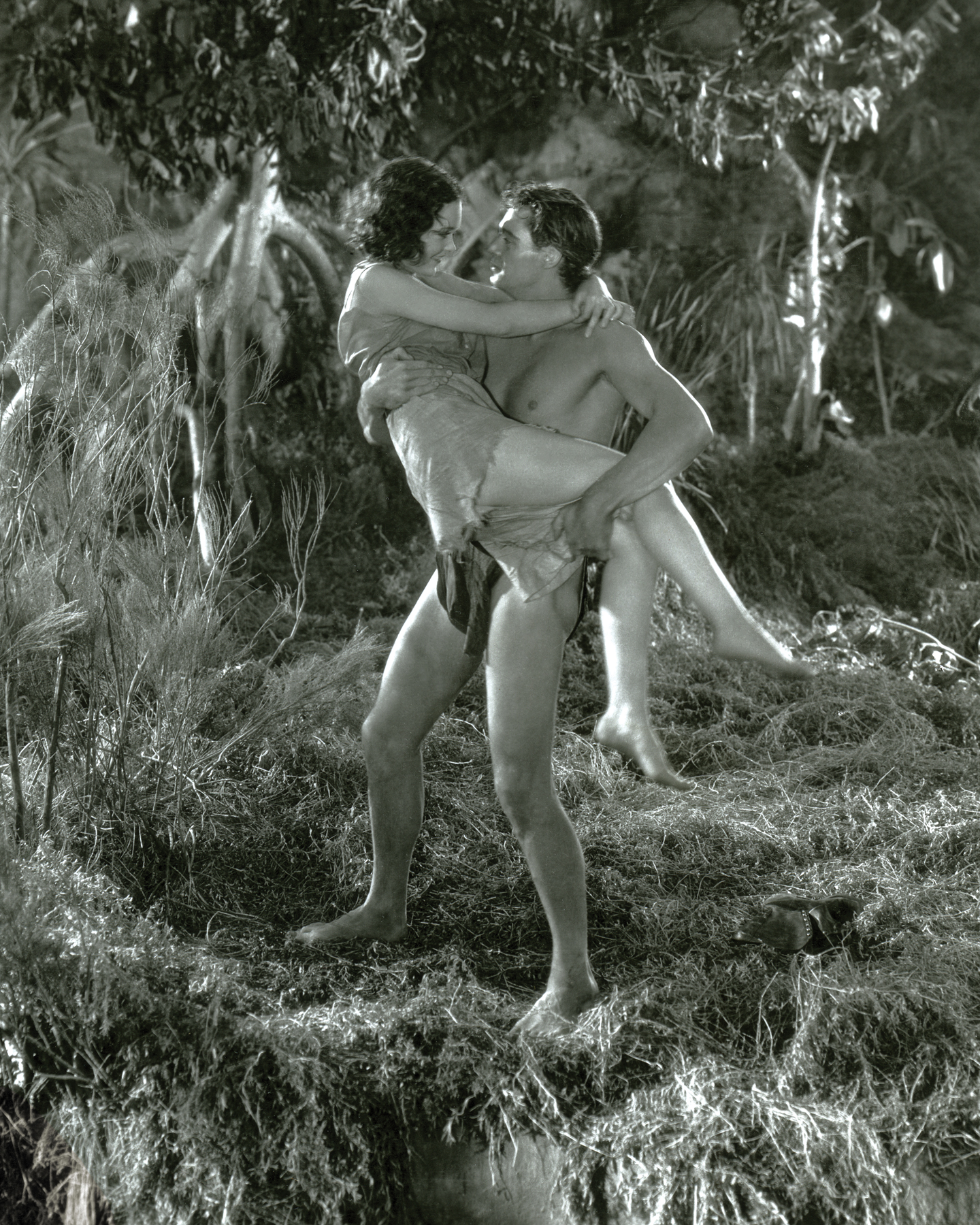 Johnny Weissmuller portant Maureen O’Sullivan dans Tarzan, l’homme singe, en 1932